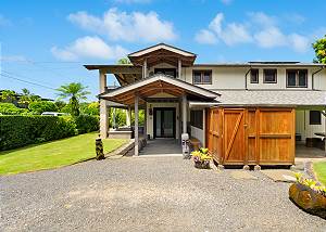 Driveway and entrance of Nalu Hanalei