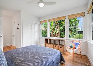 Guest room with Queen bed