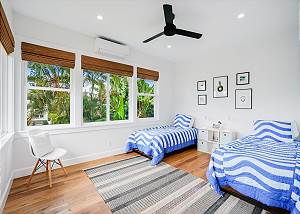 Guest room with two Twin beds