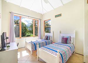 Guest room with Twin beds