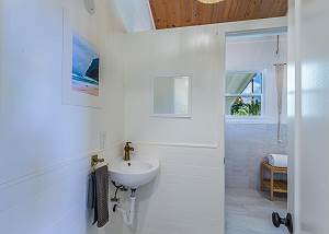 Upstairs Full Bathroom with Shower/Tub combo