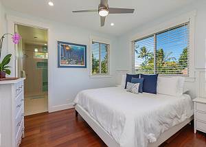 King Bed Guest room with attached bathroom