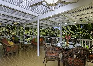 Lots of outdoor dining space