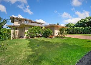 Beautifully manicured front yard