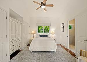 Guest room with Queen Bed
