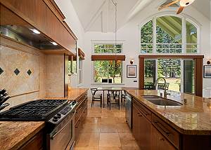 Great open area for entertainment while cooking