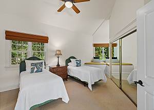 Guest room with two Twin Beds