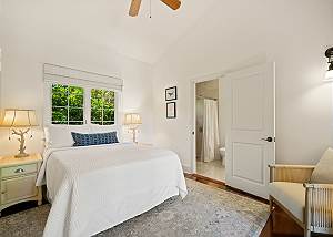 Queen bed with en suite bathroom