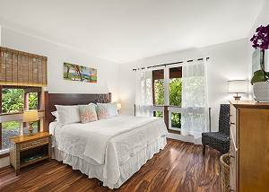 Guest room with King Bed