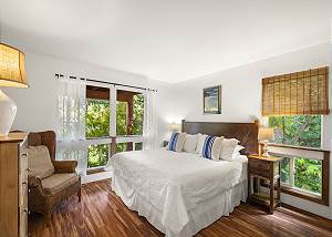 Guest bedroom with en suite bathroom