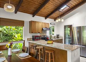 Full kitchen 