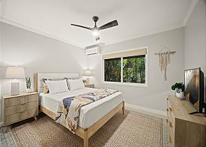 Guest room with Queen Bed