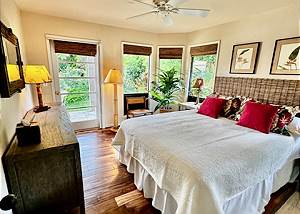 Queen bed in the 2nd bedroom
