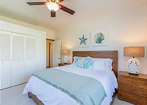 Guest room with Queen bed