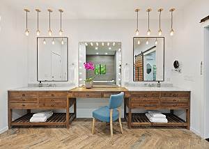 Dual sinks, lighted mirrors 