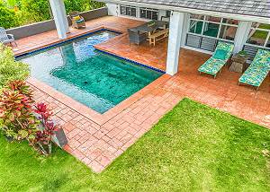 Dine al fresco by the pool