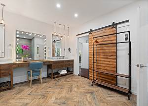 Large and spacious bathroom 