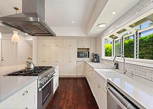 Fully stocked with all the cookware