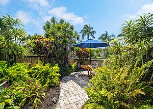Tropical side area for lounging