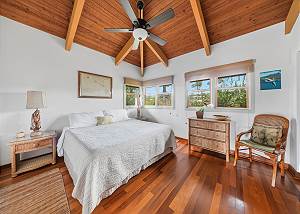 Guest room with King Bed