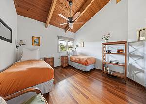 Guest room with two Twin Beds
