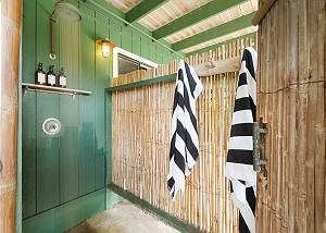 Hot and cold water with privacy door