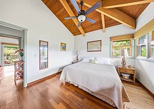 Guest room with King Bed