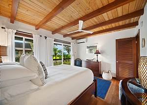 Cozy and comfortable bed with sliding doors to the lanai
