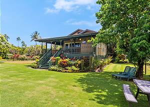 Beautifully restored cottage walking to Hanalei Bay