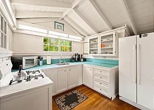 Equipped with all the kitchen necessities