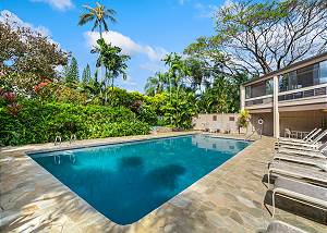 Large swimming pool to relax in