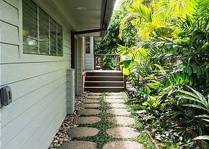 Side entrance to the front door 