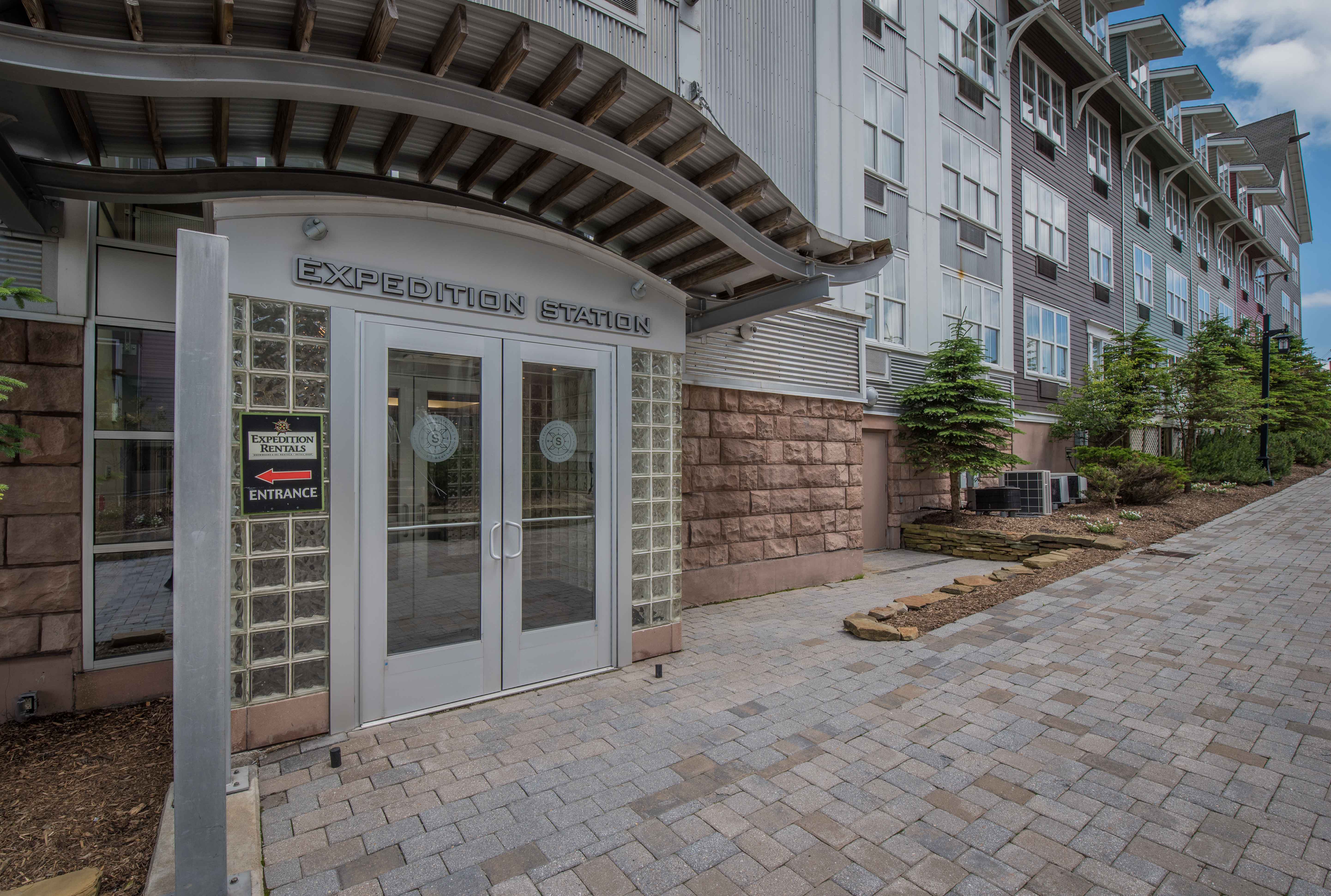 Expedition Station 206 Snowshoe Rentals