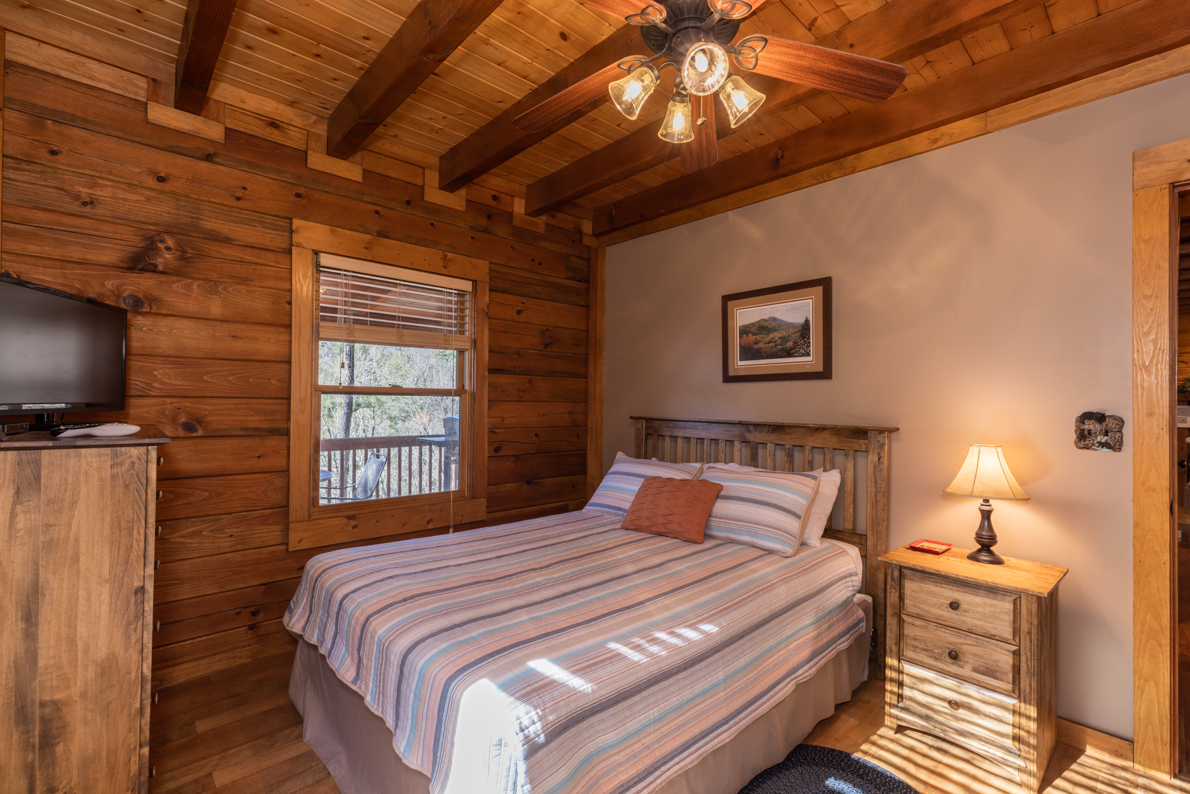 Main Floor Queen bed 2