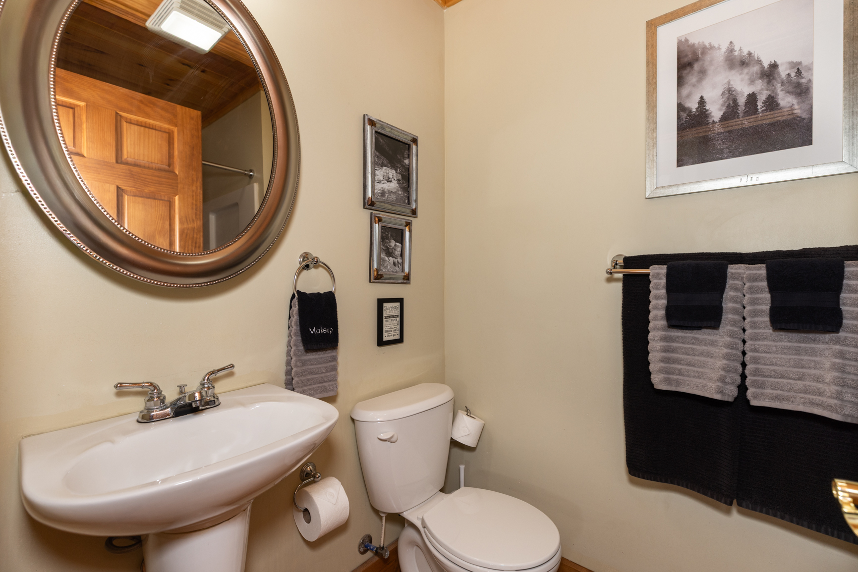 2nd full bath in hallway for bunk bedroom