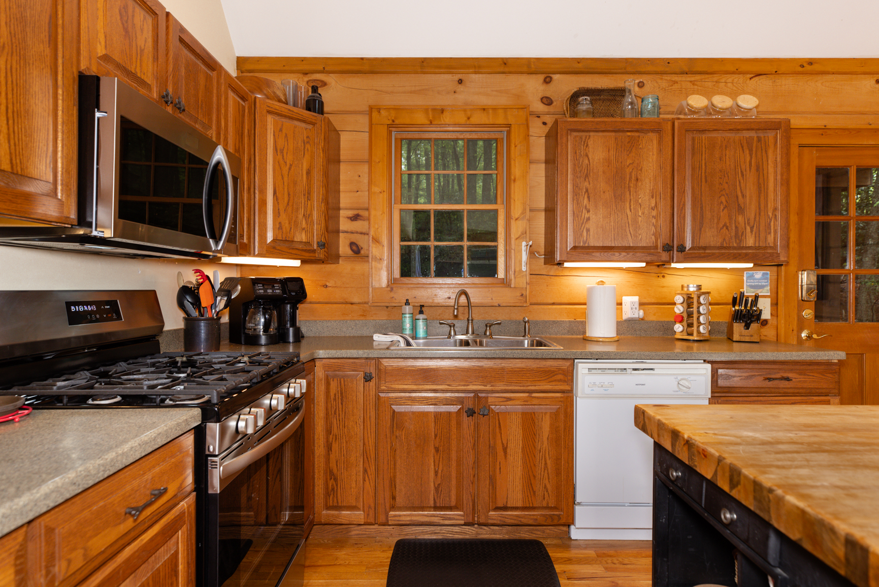 Main Floor Kitchen gas range