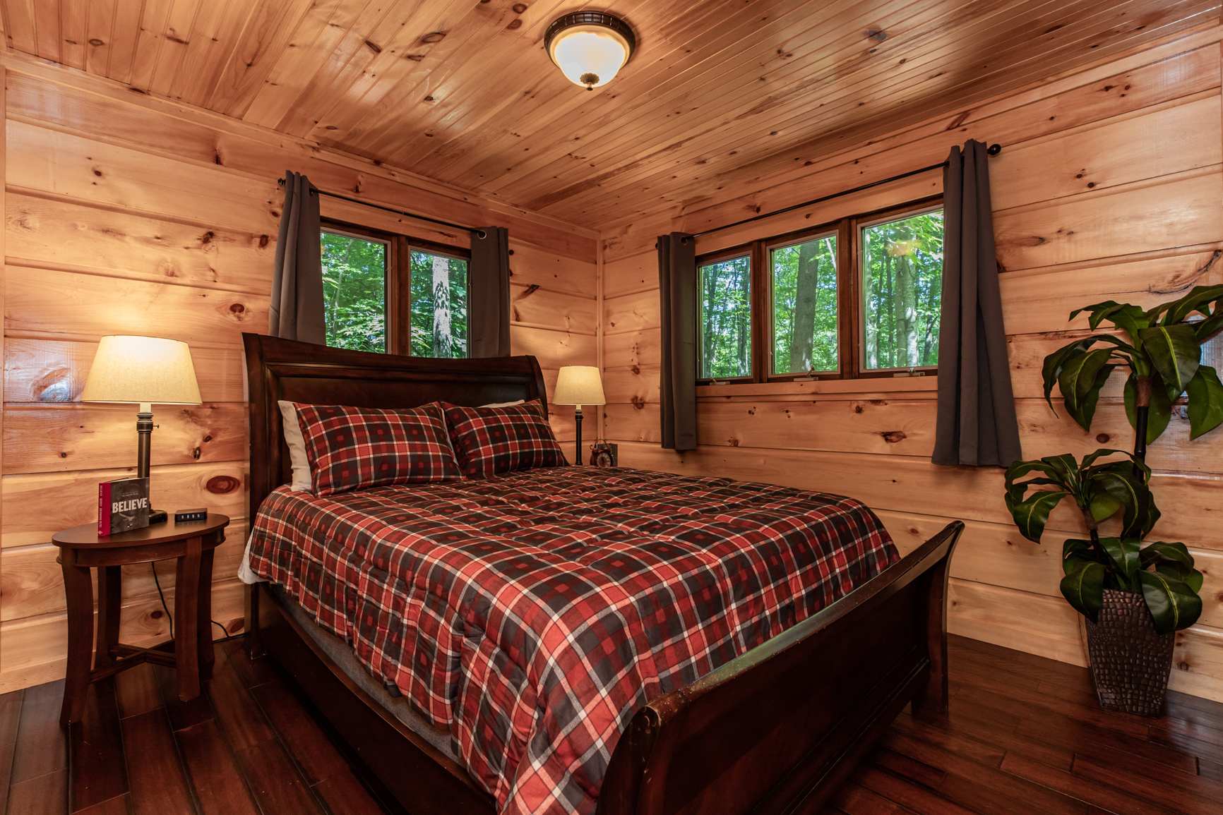 Main Floor bedroom Queen