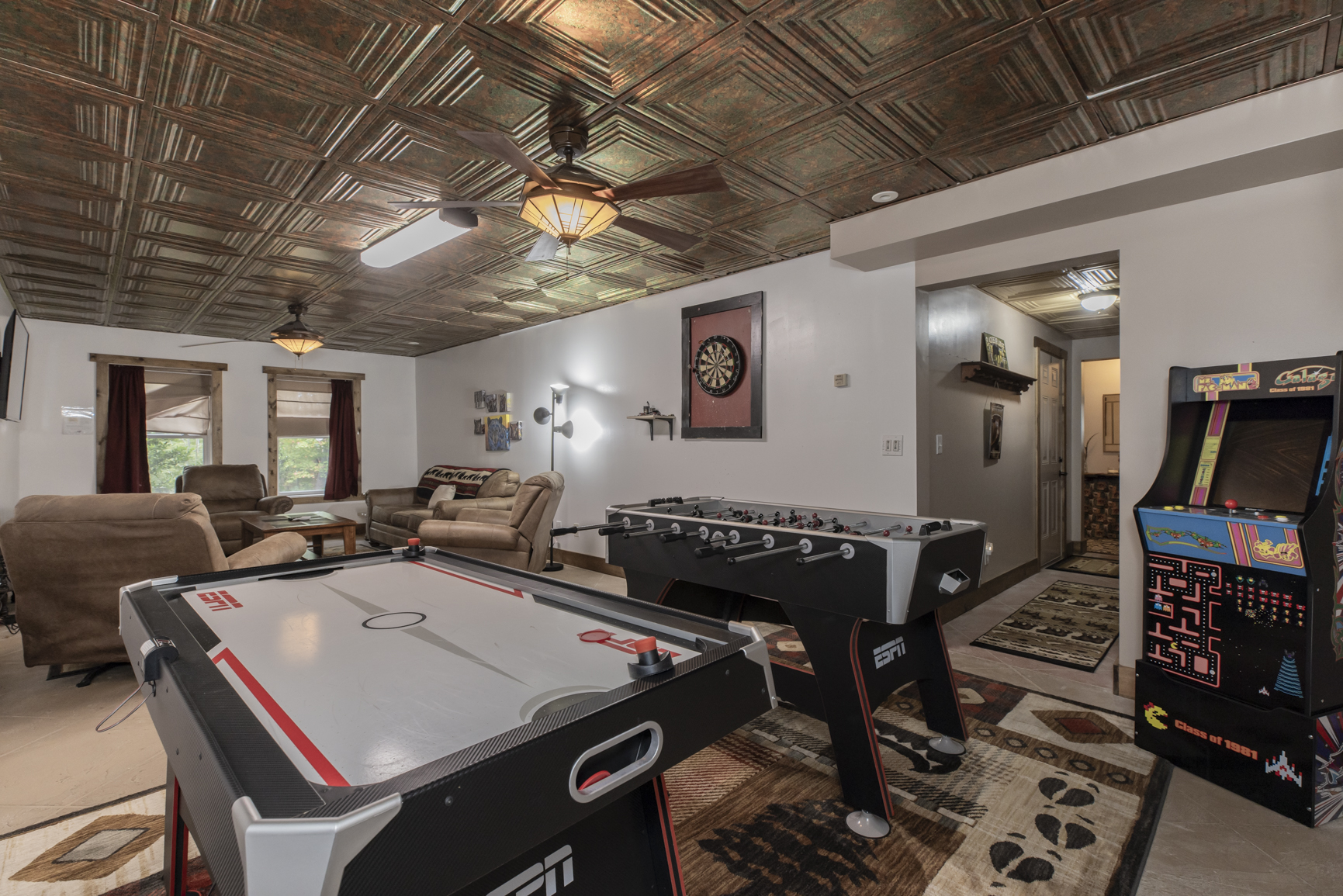 Basement level game room/Bonus/ Pull out couch