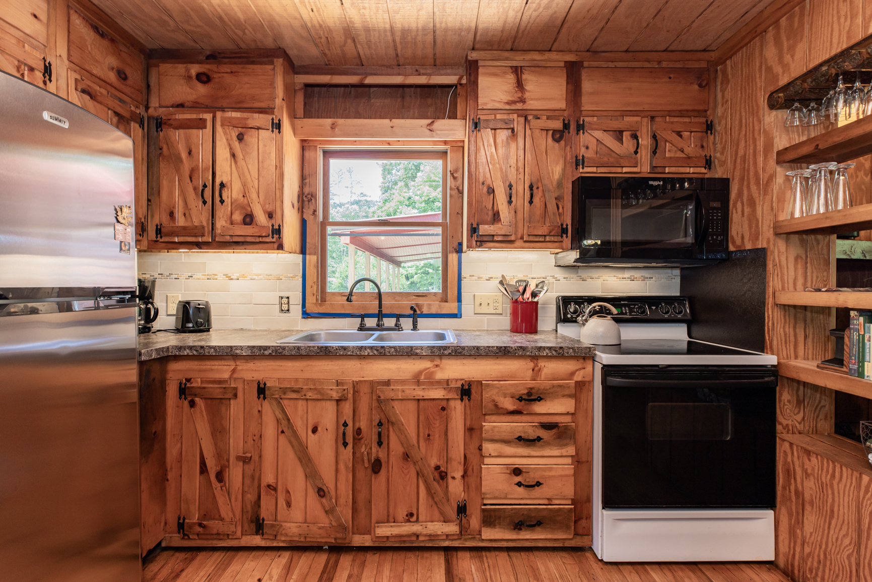 Main Cabin Kitchen *note no dishwasher