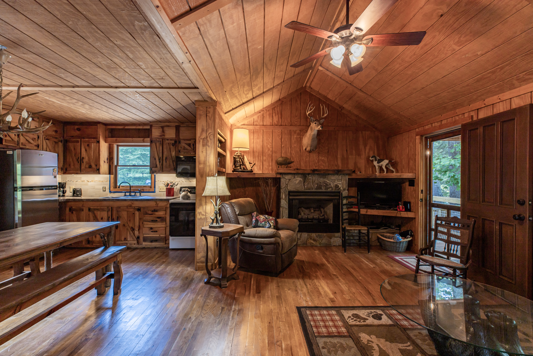 Main Cabin Living room with gas fireplace