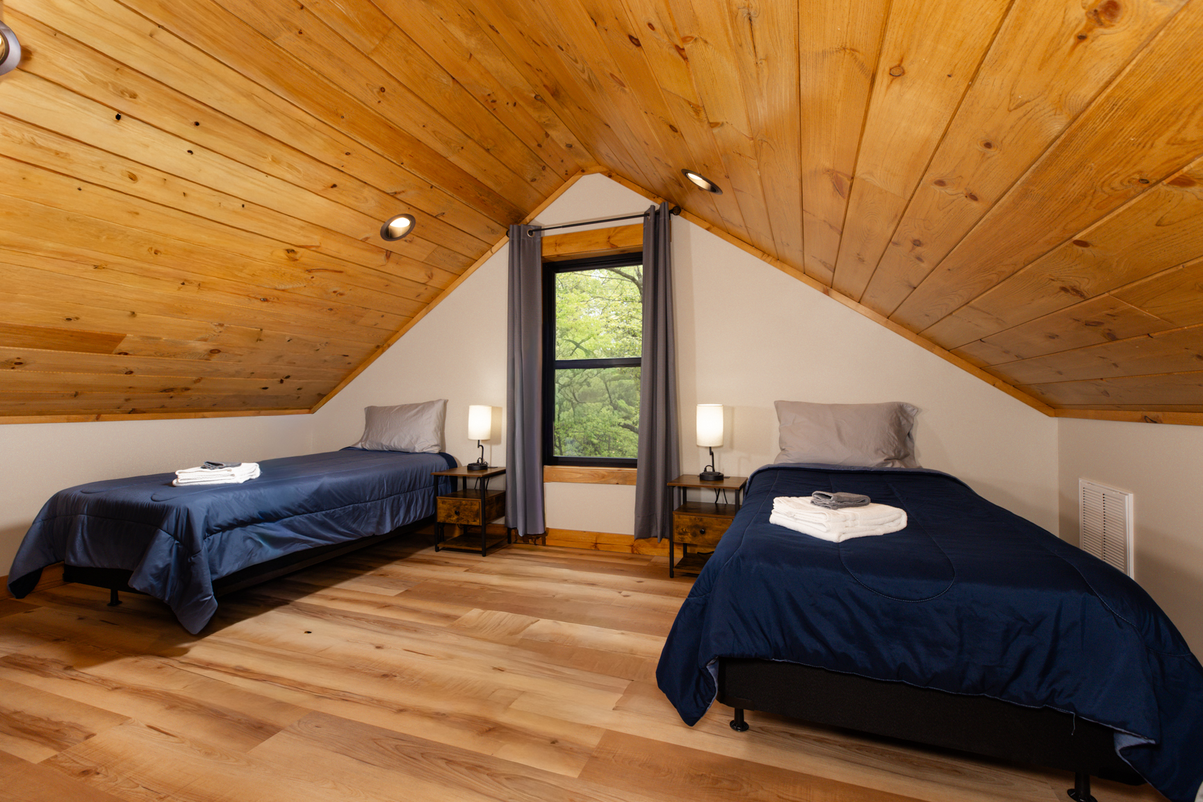 Loft with 2 single beds