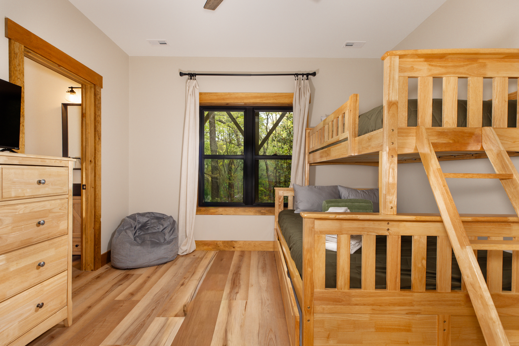 Basement bedroom Bunk Room with Twin over Full and ensuite full 