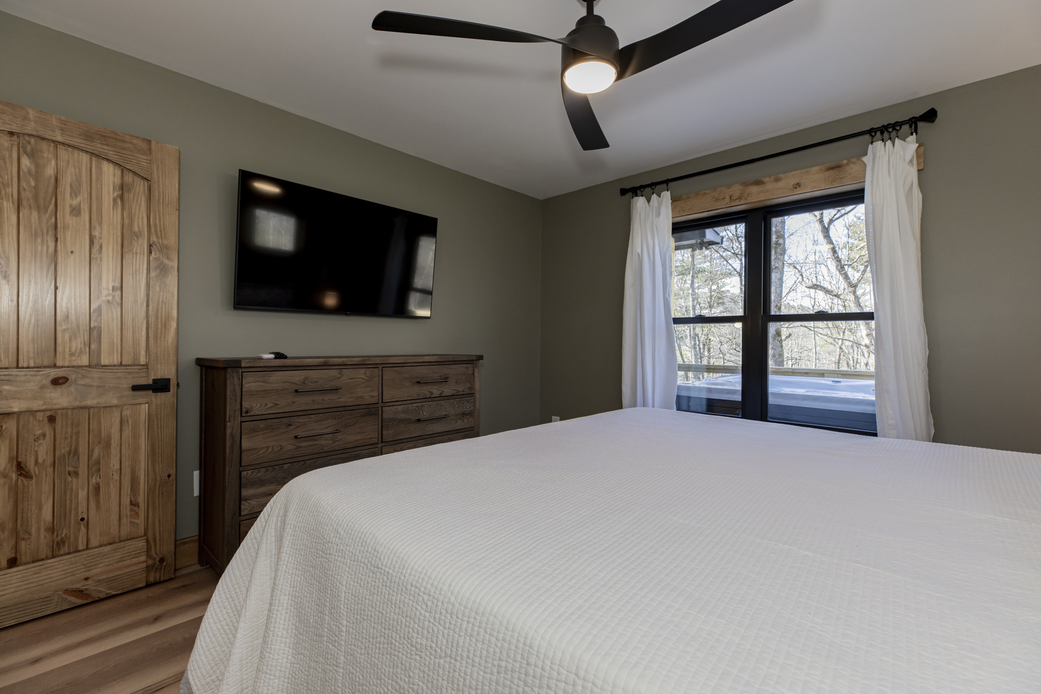 Main Floor king master flat screen tv