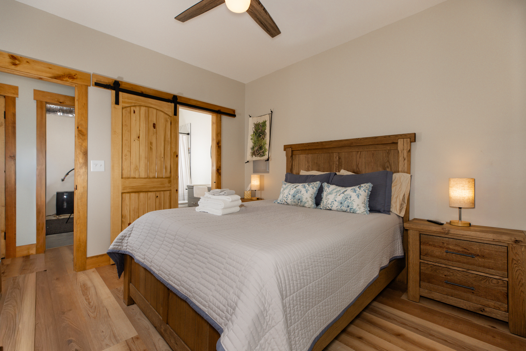 Basement Level Queen bedroom with full bath Tub/Shower Combo