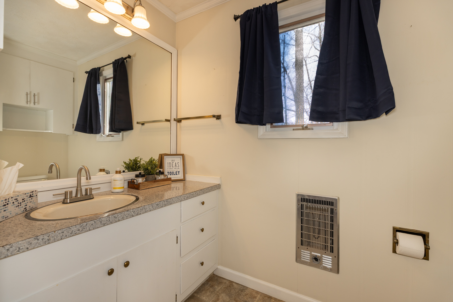 Upper level full bath 1