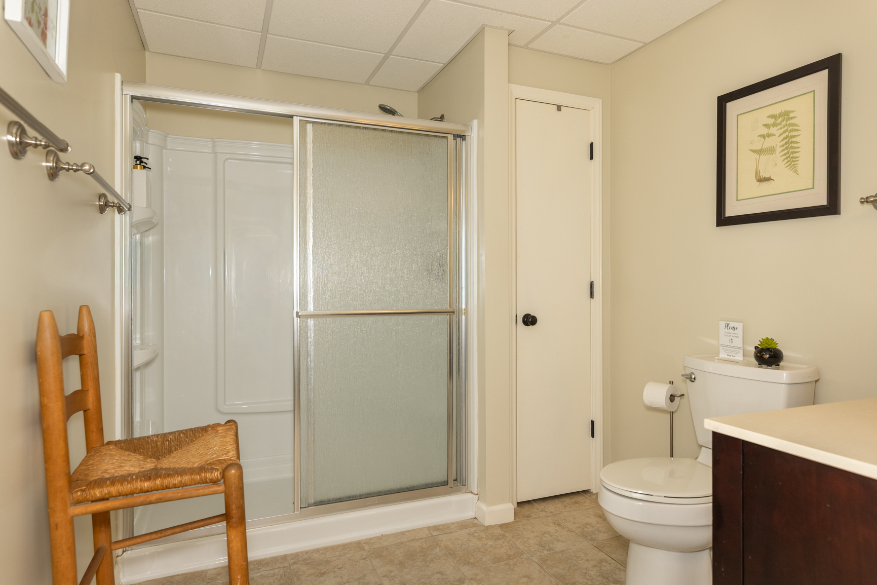 upper level full bath