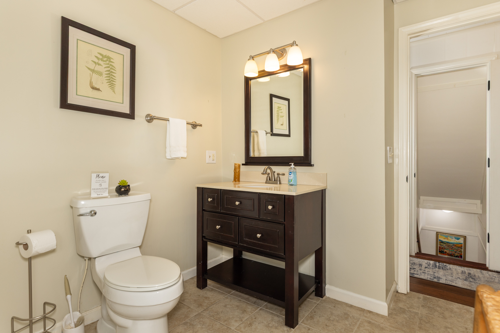 Upper level full bath