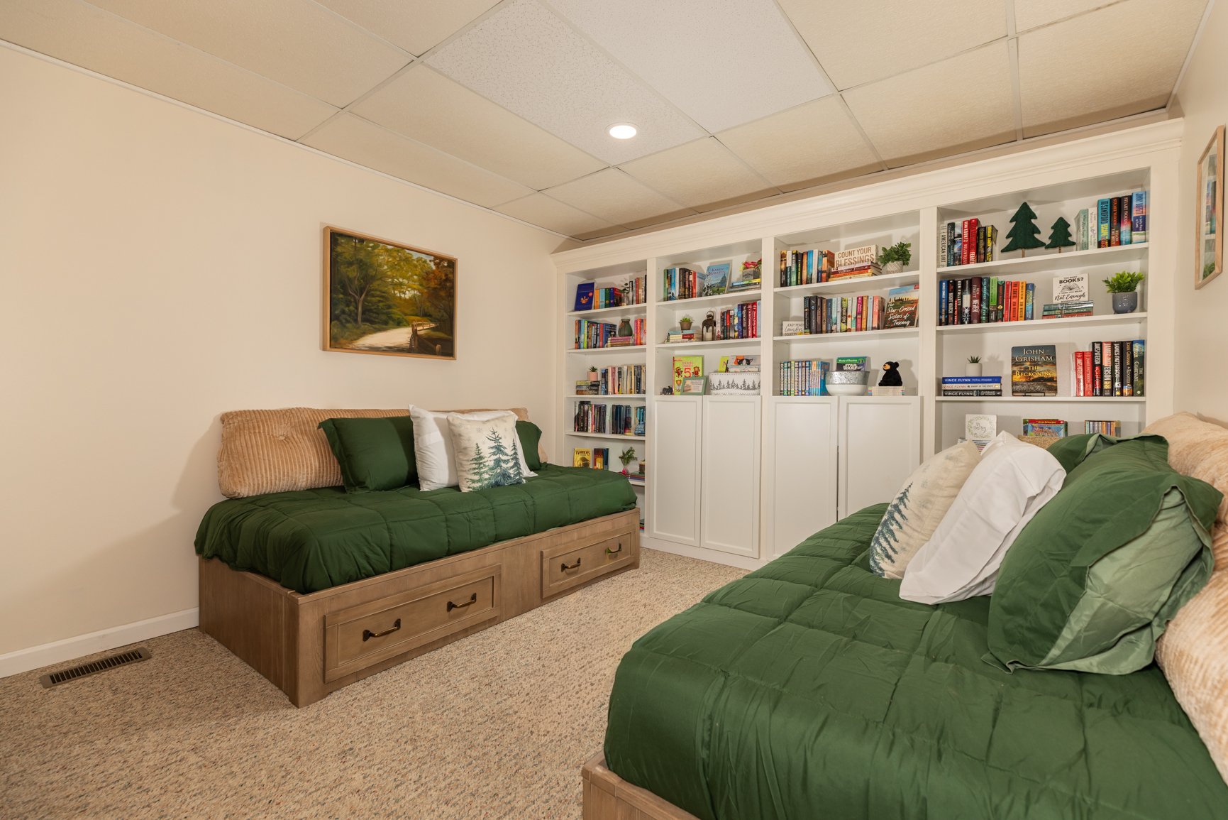 Lower Level Twin Room with library