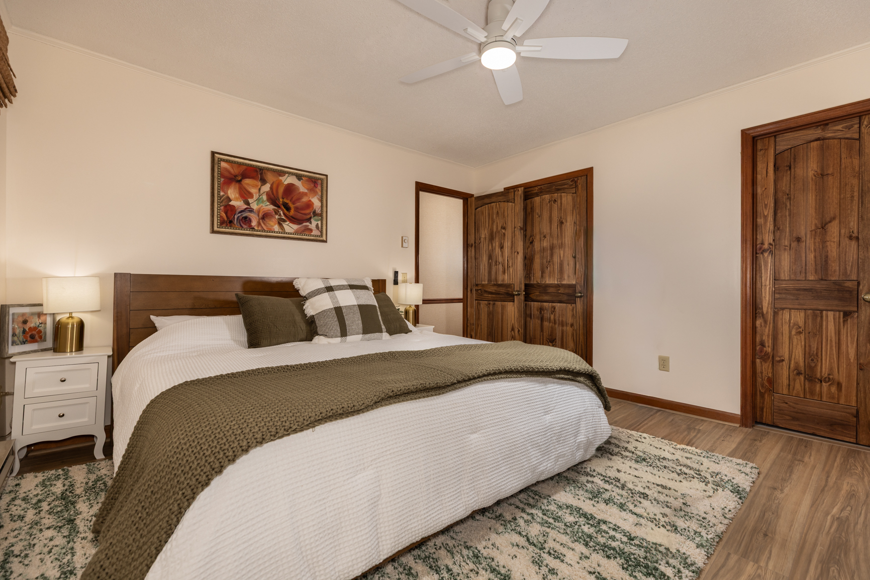 Main floor bedroom master with ensuite bath