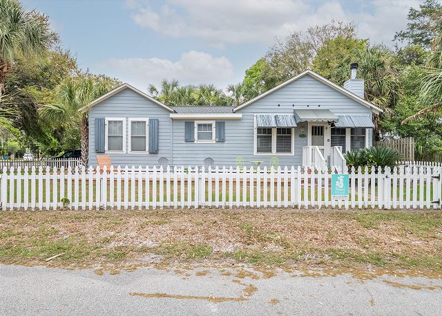Welcome to Blue Heron Cottage! Adorable, historic Tybee cottage; fully fenced in yard and great screened porch! All new deck and outdoor shower!